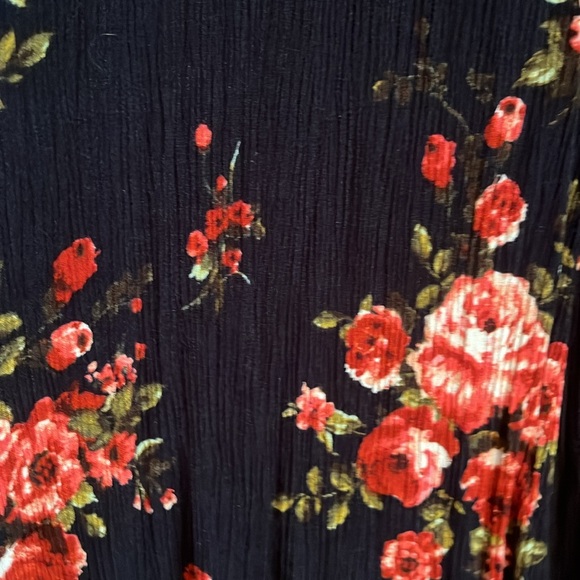 Medium dress with flutter sleeves and cute keyhole back. - Picture 2 of 7